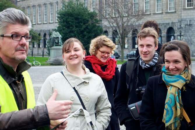 hictorical walking tour in dublin - guide with people smiling